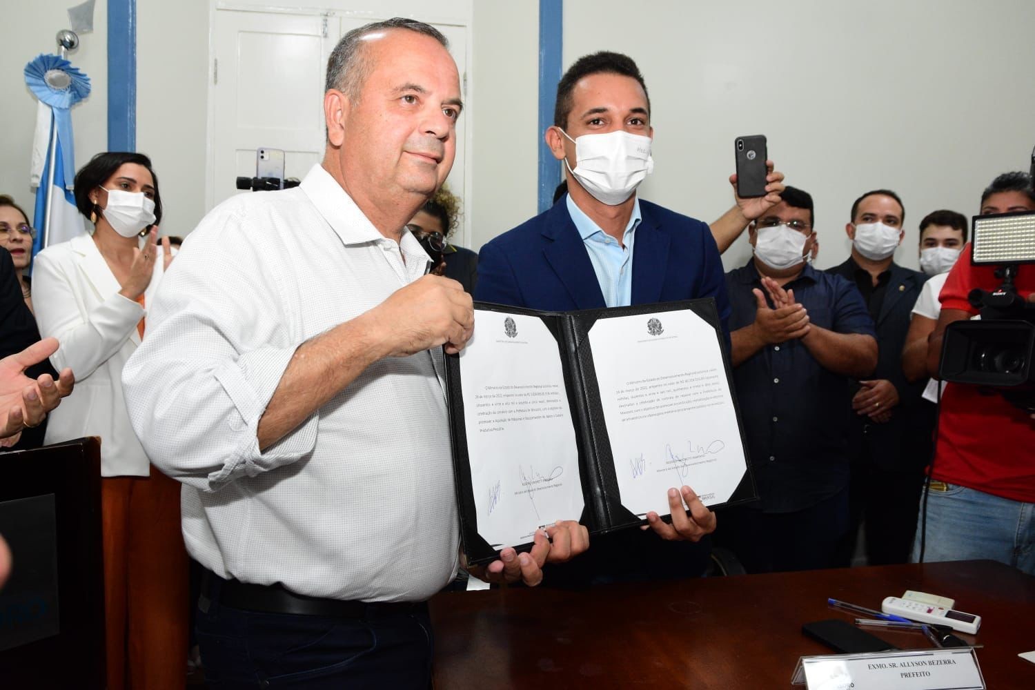 Ministro do Desenvolvimento Regional, Rogério Marinho, e o Prefeito de Mossoró, Allyson Bezerra, seguram, cada um, uma via de documento que assegura destinação de recursos federais para investimentos em Mossoró Ministro do Desenvolvimento Regional, Rogério Marinho, e o Prefeito de Mossoró, Allyson Bezerra, seguram, cada um, uma via de documento que assegura destinação de recursos federais para investimentos em Mossoró