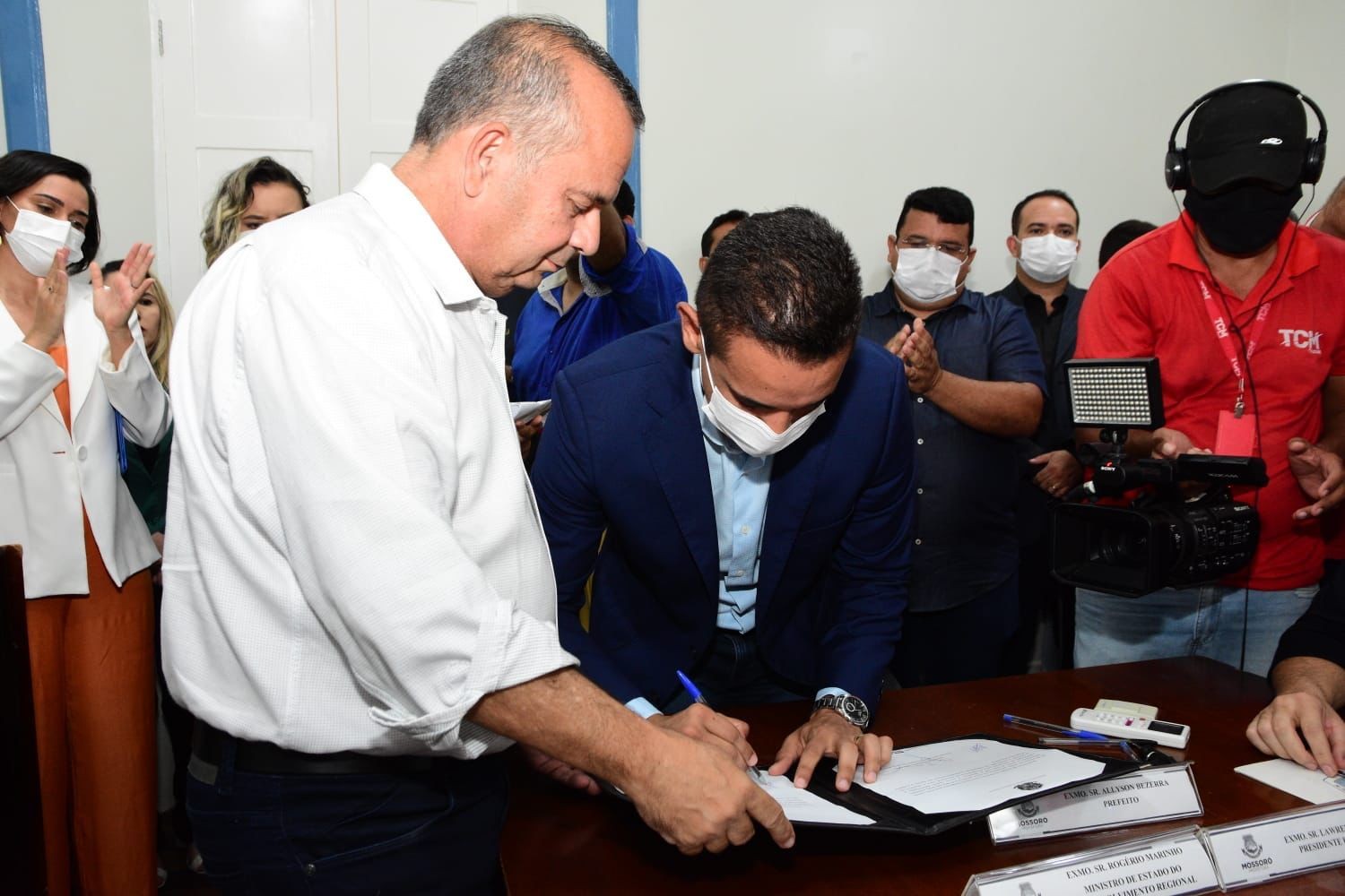 Prefeito Allyson recebe e assina documento entregue pelo Ministro do Desenvolvimento Regional, Rogério Marinho Prefeito Allyson recebe e assina documento entregue pelo Ministro do Desenvolvimento Regional, Rogério Marinho