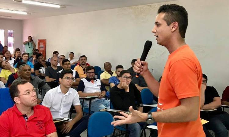 Allyson incentiva participação da juventude na política em palestra da Escola de Jovens Líderes do Seridó