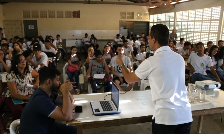 Allyson Bezerra realiza palestra sobre políticas públicas para estudantes em Mossoró
