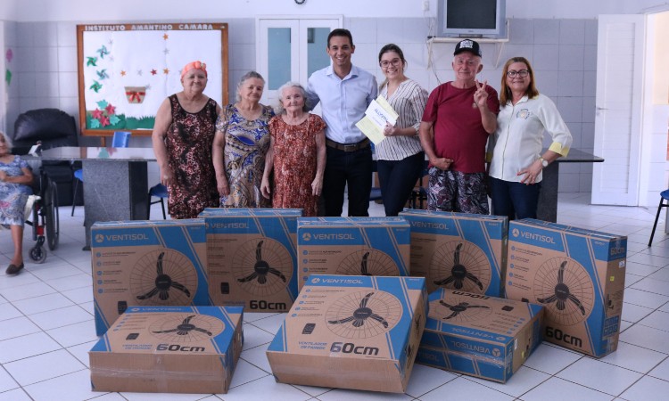 Allyson Bezerra entrega doações de 13º a instituições sociais;  