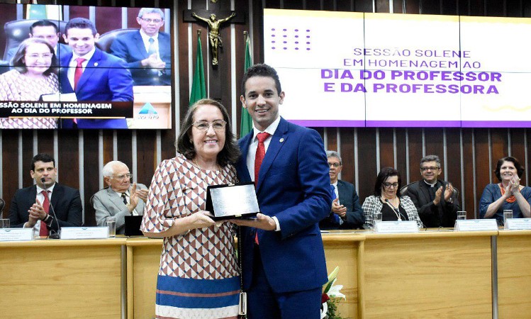  Deputado Allyson Bezerra homenageia professora de Mossoró em sessão solene em alusão ao Dia do Professor