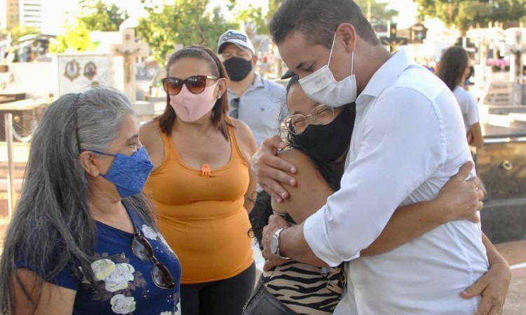 Prefeito Allyson visita cemitérios e população agradece organização