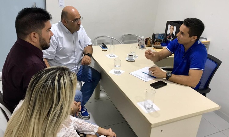 Deputado Allyson recebe população e encaminha pautas da construção civil 