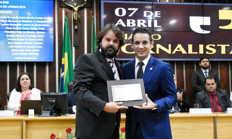 Allyson Bezerra homenageia Milton Marques de Medeiros na Assembleia Legislativa
